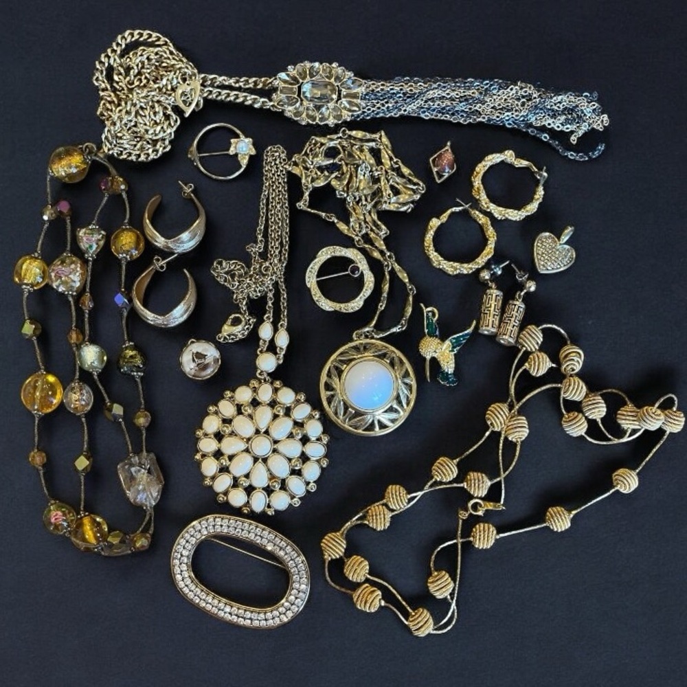 14 Piece Vintage to Modern Women’s Jewelry Lot Set Necklaces Pendants Earrings